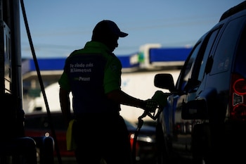 El precio de la gasolina es diferente todos los días. (Reuters)