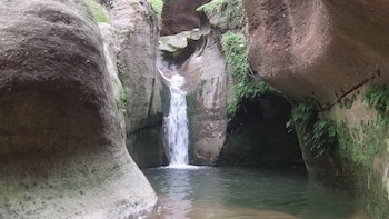 Así es la impresionante cascada que está a solo 25 kilómetros de Barcelona y que sorprende por su entorno natural