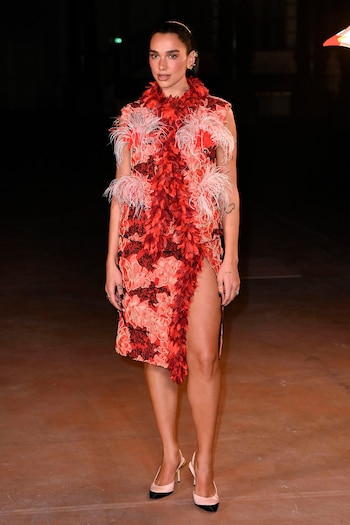 Así llegó Dua Lipa al desfile de Chanel (Grosby)