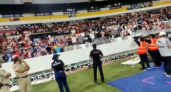 Afición de Chivas arrojó piedras