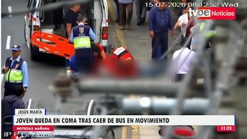 Personal de emergencia y civiles rodean a una persona en el suelo, cerca de un vehículo blanco con puerta abierta y una camilla de rescate naranja
