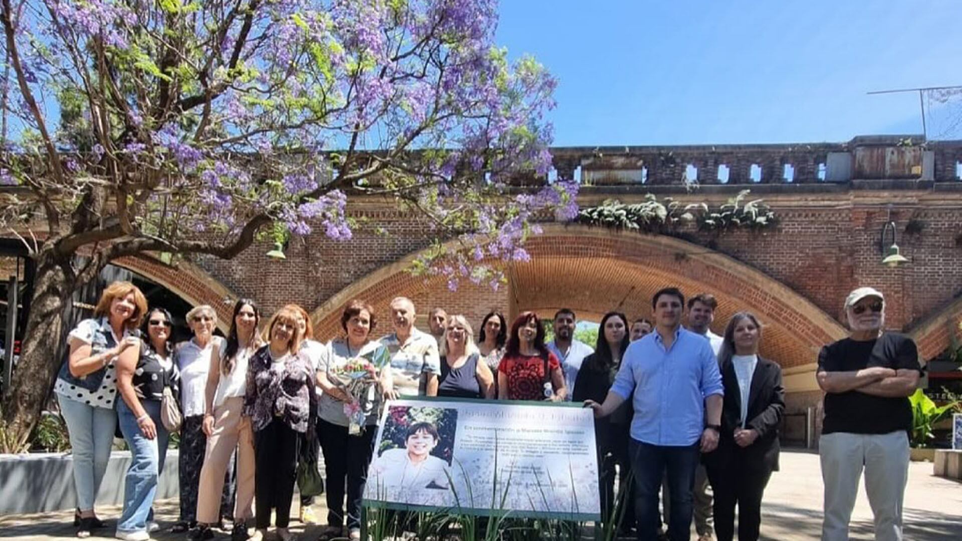 Organizaciones civiles como Madres del Dolor y la Asociación de Amigos del Lago de Palermo acompañan a la familia desde un inicio. En la imagen se ve, alto y fuerte, el jacarandá que Amigos del Lago plantó a un mes de la muerte de Marcela.