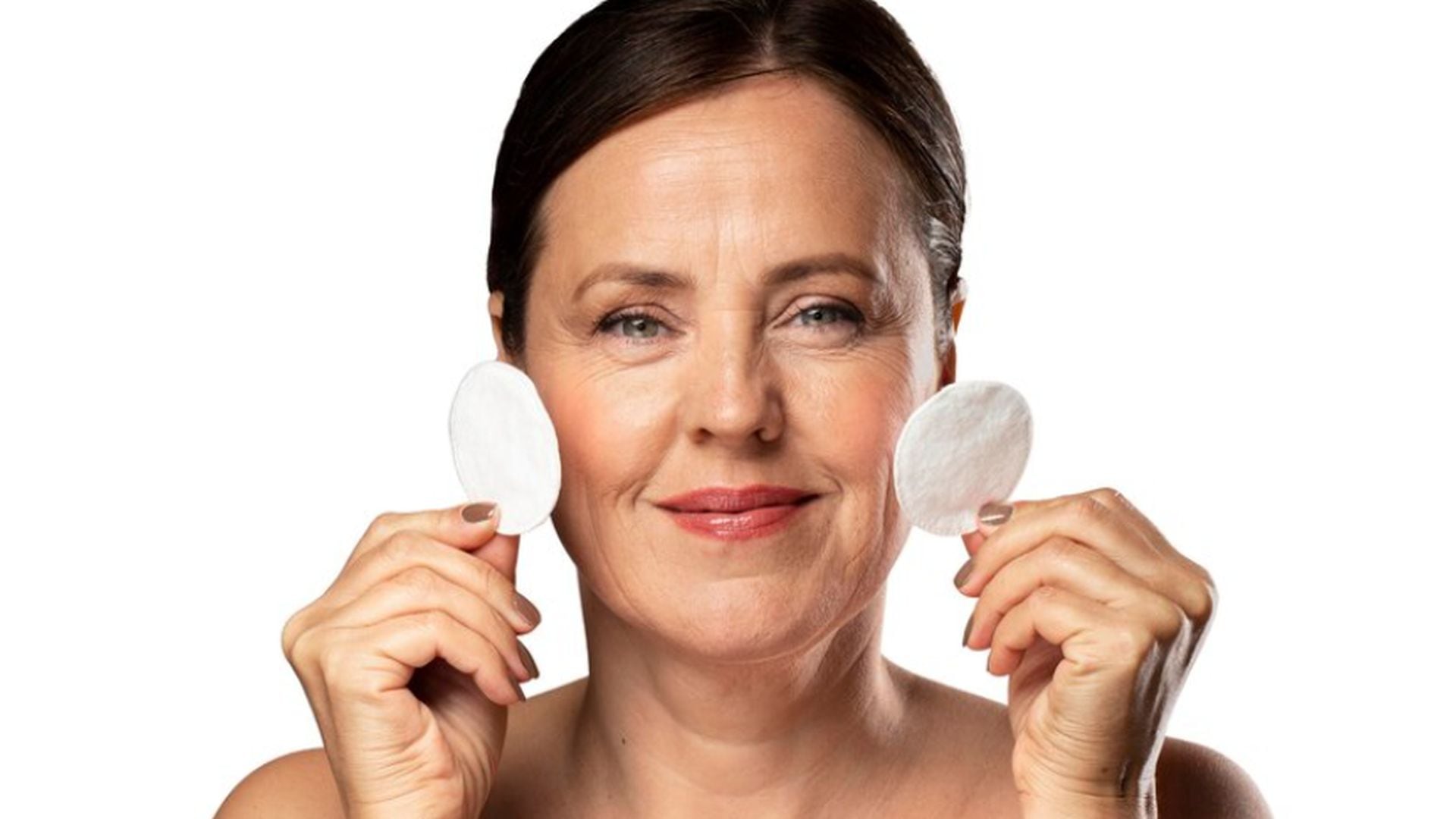 Para una correecta aplicación de los productos antiedad se debe comenzar por una limpieza facial profunda (Freepik)