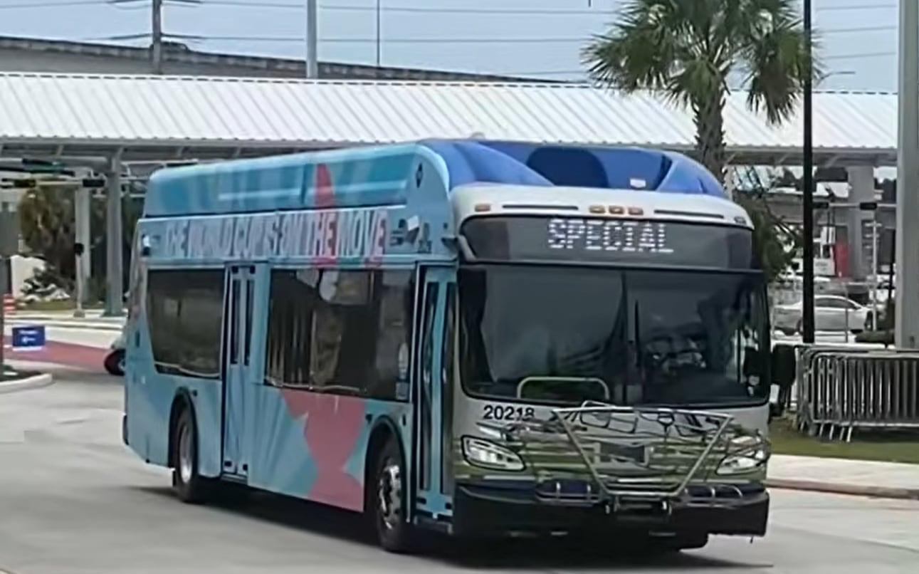 Los aficionados a la Copa Mundial podrán usar el Miami Game Day Express Shuttle sin inscripción previa, solo mostrando su entrada verificada (CBS News)