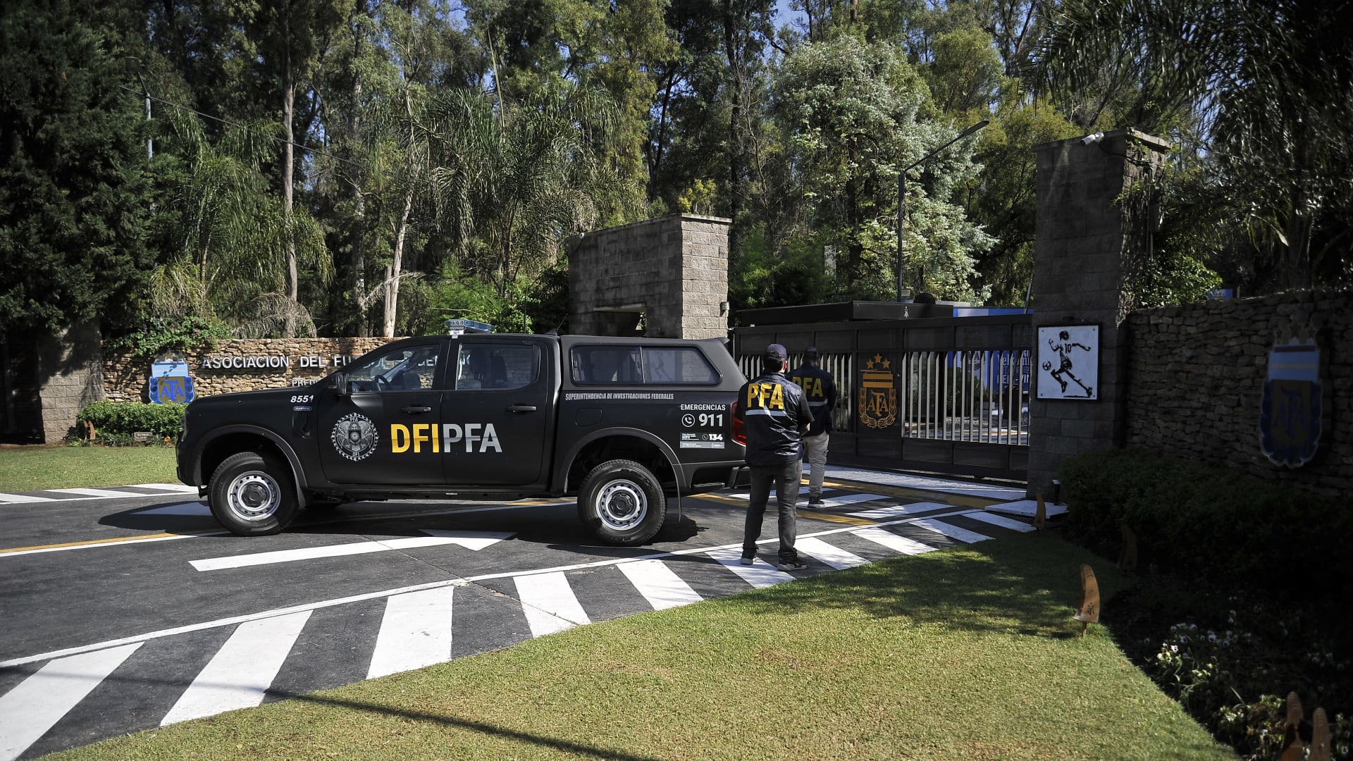 Los agentes del Departamento Federal de Investigaciones de la Policía Federal en la puerta del predio de Ezeiza (Foto: Gustavo Gavotti)