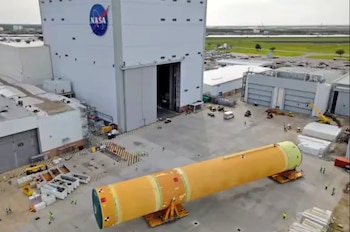 La etapa central del cohete SLS llegó a Florida y será ensamblada en el Centro Espacial Kennedy para la misión Artemis III programada para 2027 (NASA)