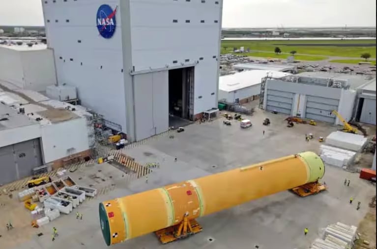 Artemis III utilizará el cohete Space Launch System y la cápsula Orion para ensayar acoplamientos con módulos desarrollados por empresas privadas (Reuters)
