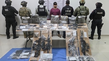 Hombre arrestado que estaba junto