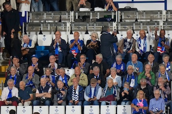 Como cedió los asientos del palco a hinchas nacidos en 1950 o antes en su debut en la UEFA Champions League (AP/Luca Bruno)