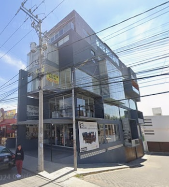 En esa plaza comercial está ubicada la clínica estética. Crédito: Google Maps