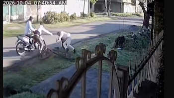 Video: Dos motochorros derribaron a un ciclista, lo balearon en una pierna y huyeron con su bicicleta en La Plata