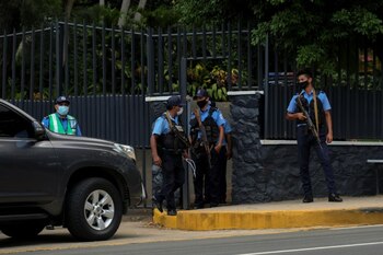 Policías nicaragüenses vigilan la entrada