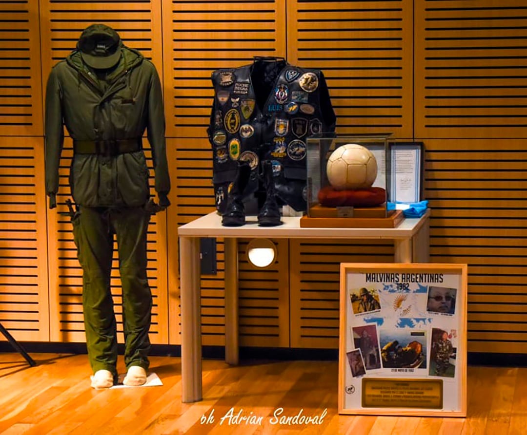 La pelota, junto al uniforme del soldado Badolato, los borceguíes de la enfermera Colino y la chaqueta de motoquero de Albornoz (Adrián Sandoval)