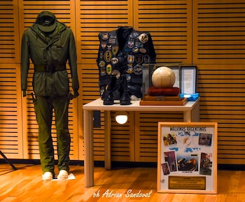 La pelota, junto al uniforme del soldado Badolato, los borceguíes de la enfermera Colino y la chaqueta de motoquero de Albornoz (Adrián Sandoval)