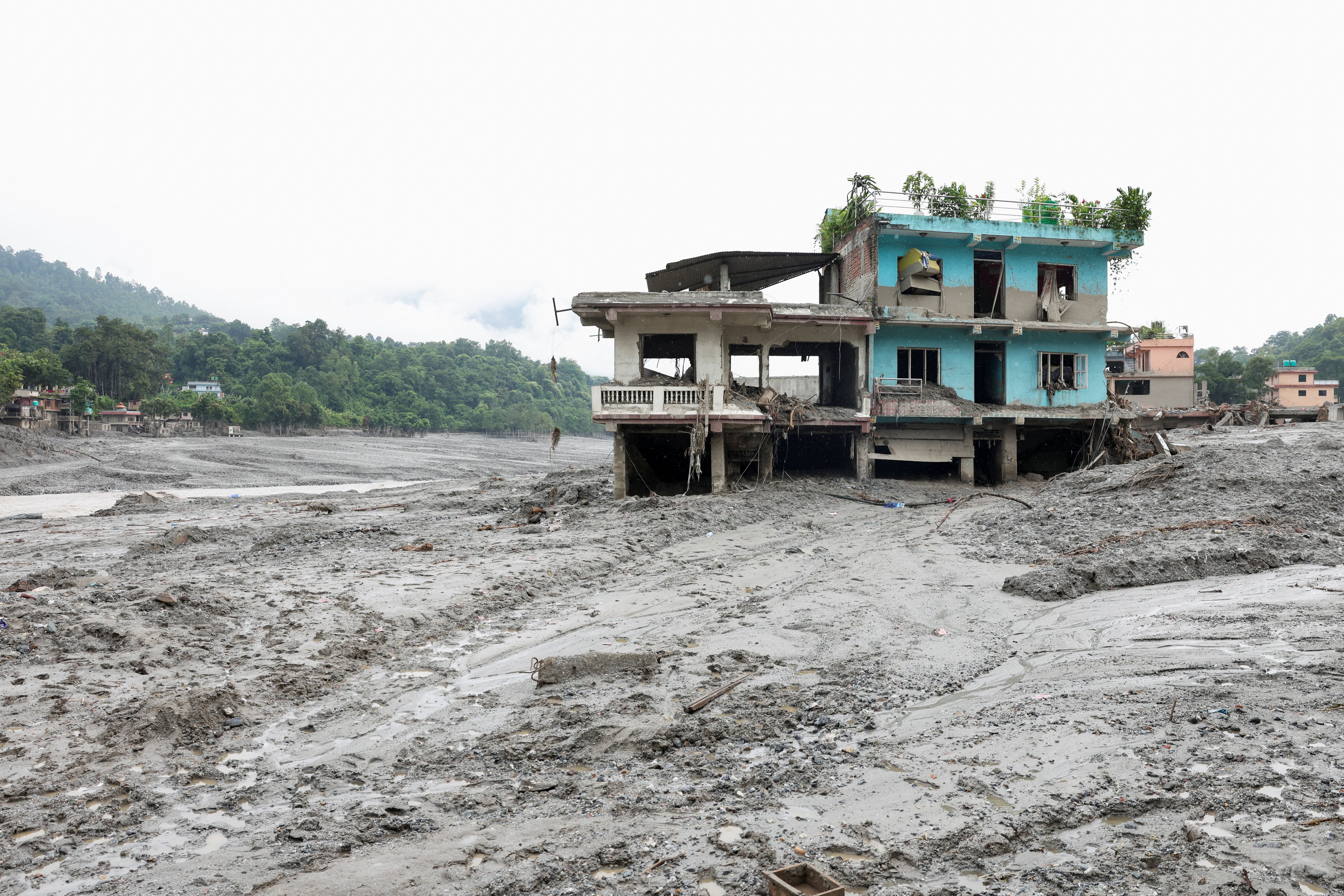 Una casa dañada permanece en pie tras las inundaciones repentinas y el deslizamiento de tierra en Devighat, distrito de Nuwakot, Nepal, el 29 de agosto de 2026 (REUTERS/Adnan Abidi)