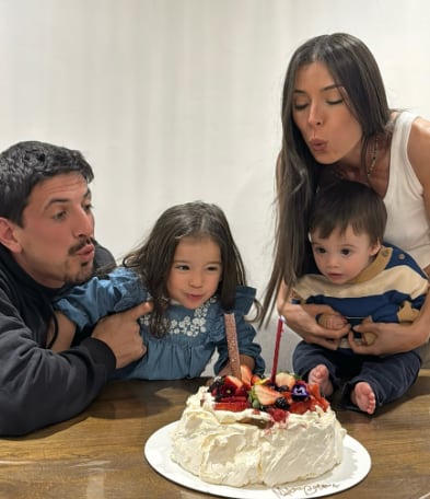 Ayudada por su hija mayor, India, la China Ansa celebró su cumpleaños y pidió los clásicos tres deseos antes de soplar las velas (Instagram)