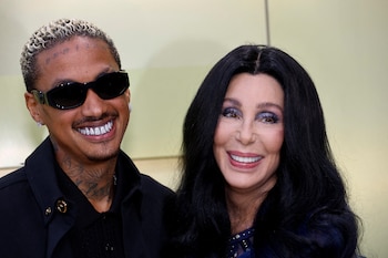 Alexander Edwards y Cher posando