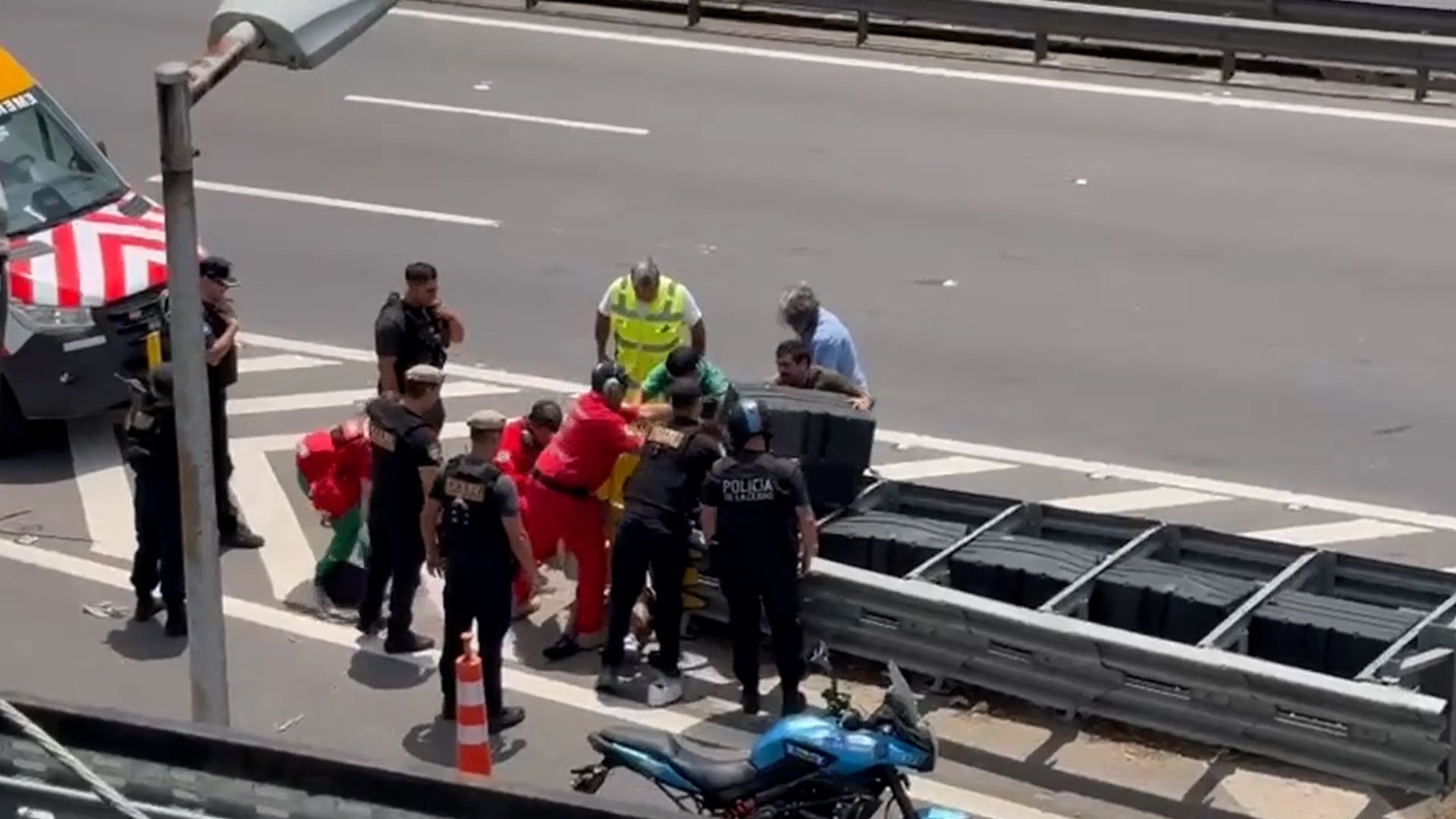 El fuerte impacto expulsó al motociclista varios metros, quedando debajo del guardarraíl en plena autopista porteña