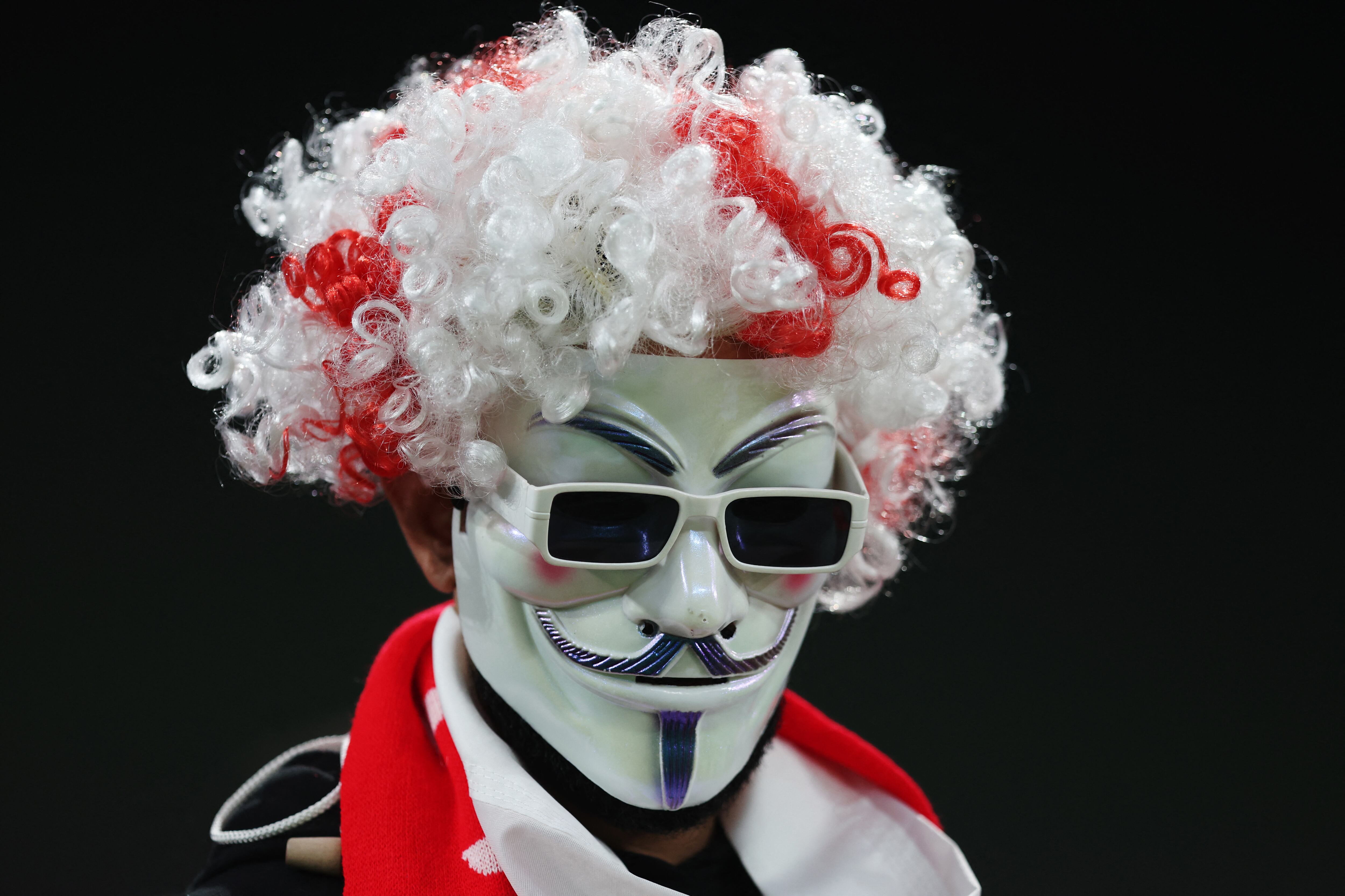 La figura de Guy Fawkes, protagonista histórico detrás de la máscara icónica de V for Vendetta y símbolo de Anonymous, inspira movimientos de resistencia global (REUTERS/Mohamed Abd El Ghany)