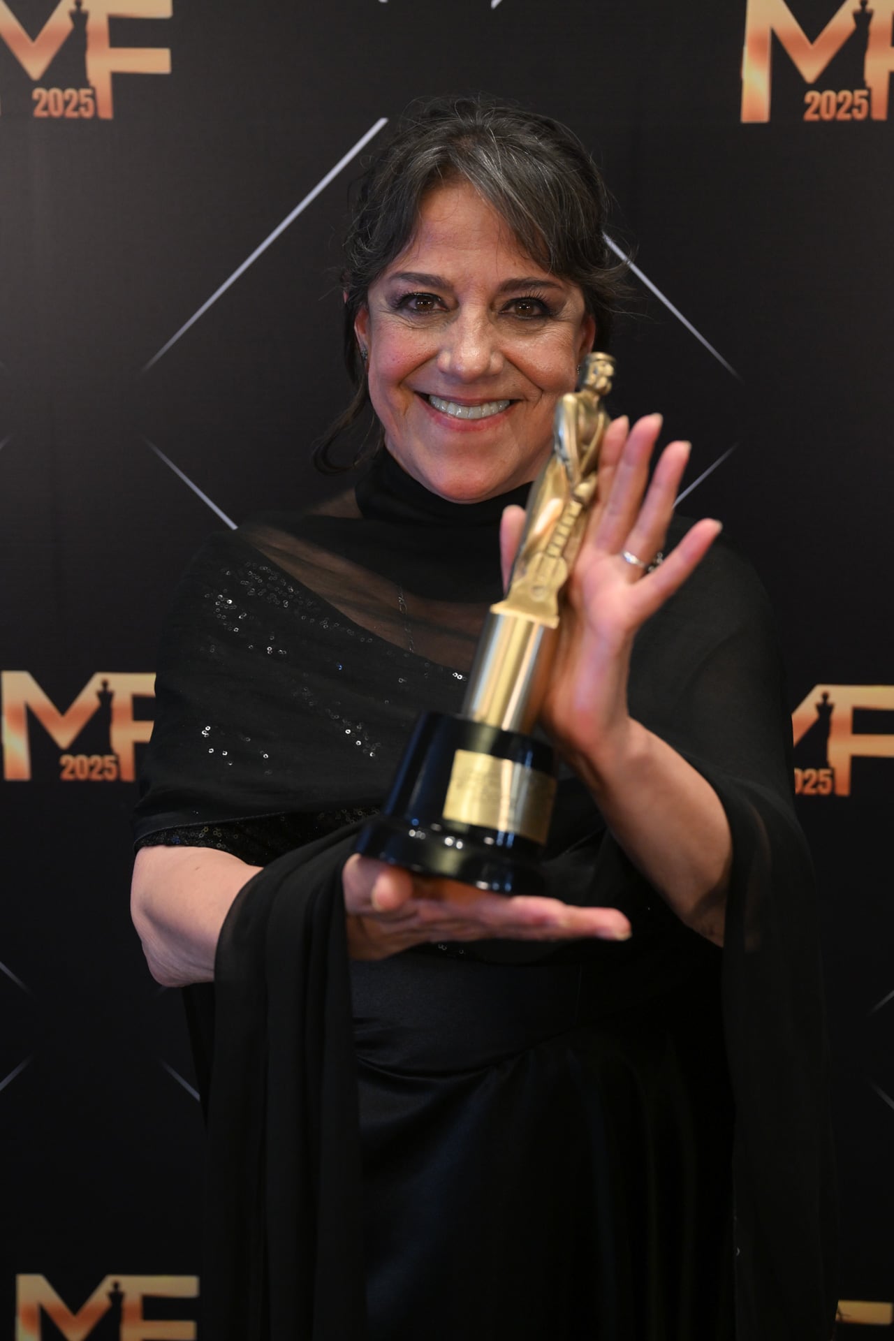 Julia Calvo posa orgullosa con su Martín Fierro como Actriz de reparto por su trabajo en Margarita (Maximiliano Luna)