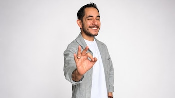 Christopher Gianotti revisita los clásicos de la música romántica y comparte, desde el escenario, cómo influyeron en sus experiencias amorosas con un enfoque humorístico y cercano.
