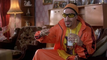 Sacha Baron Cohen caracterizado como Ali G.