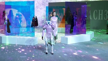 restaura HD presenta moda futurista con robots y modelos en escena innovadora - VisualesIA ScribNews
