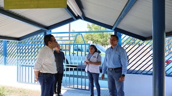 Funcionarios de la Autoridad Nacional de Descentralización supervisan las obras en ejecución. (AND)