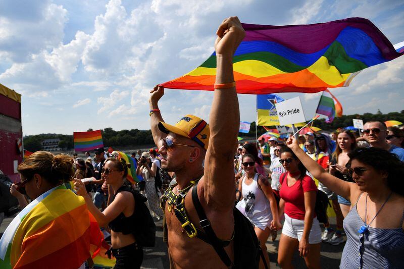 Gente asiste a la marcha del Orgullo, en Budapest, Hungría. 23 de julio de 2022. REUTERS/Marton Monus