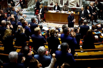 A tan solo tres meses de asumir el cargo, el jefe de Gobierno podría ser destituido debido a una alianza inesperada entre los partidos de izquierda y extrema derecha (REUTERS/Sarah Meyssonnier)