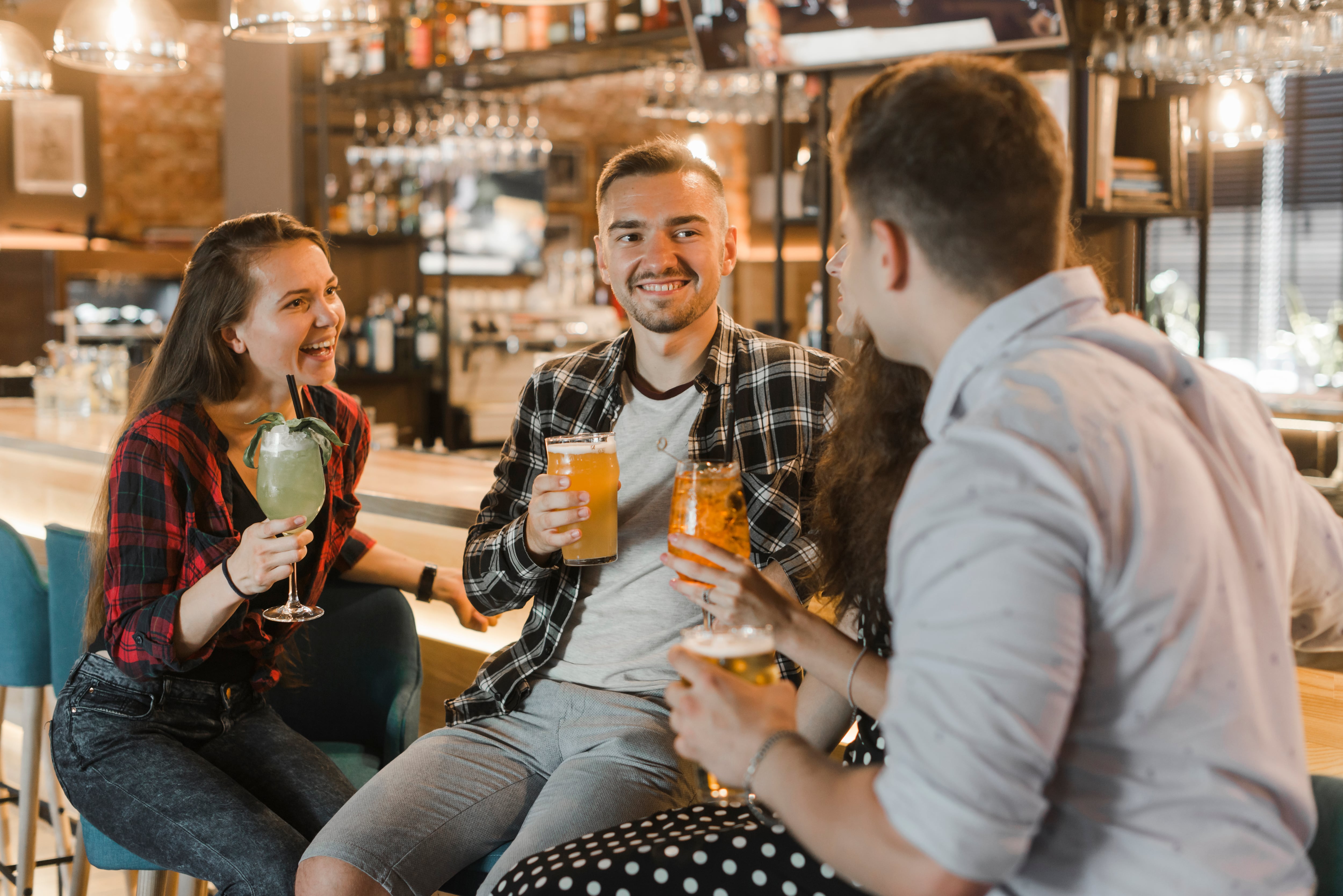 Jóvenes charlan en un bar. (Freepik)