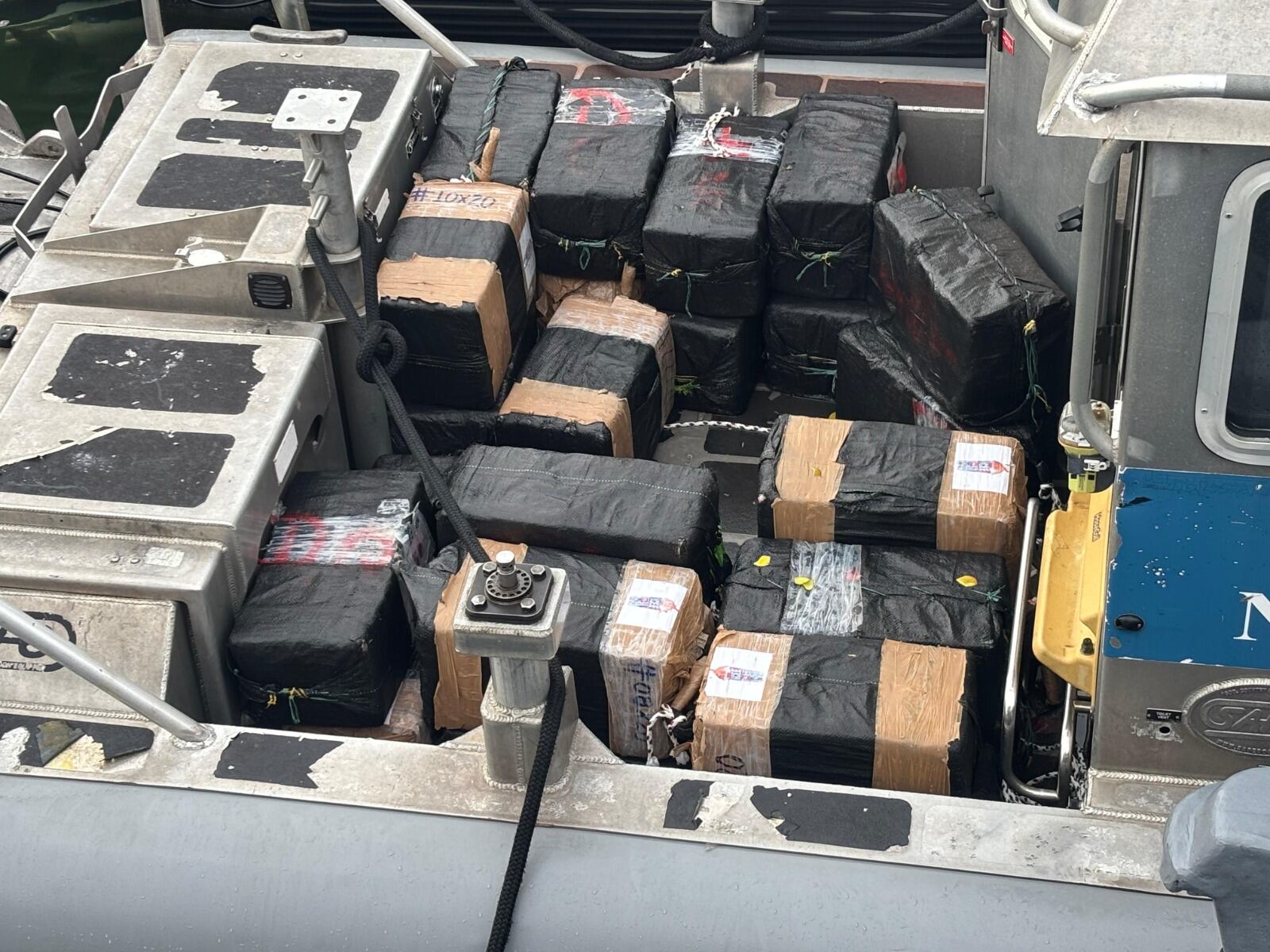 Se incautaron 1.7 toneladas de clorhidrato de cocaína a bordo de una embarcación - crédito Armanda