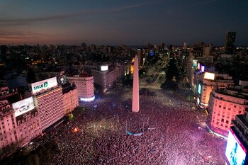 Una postal del Obelisco durante