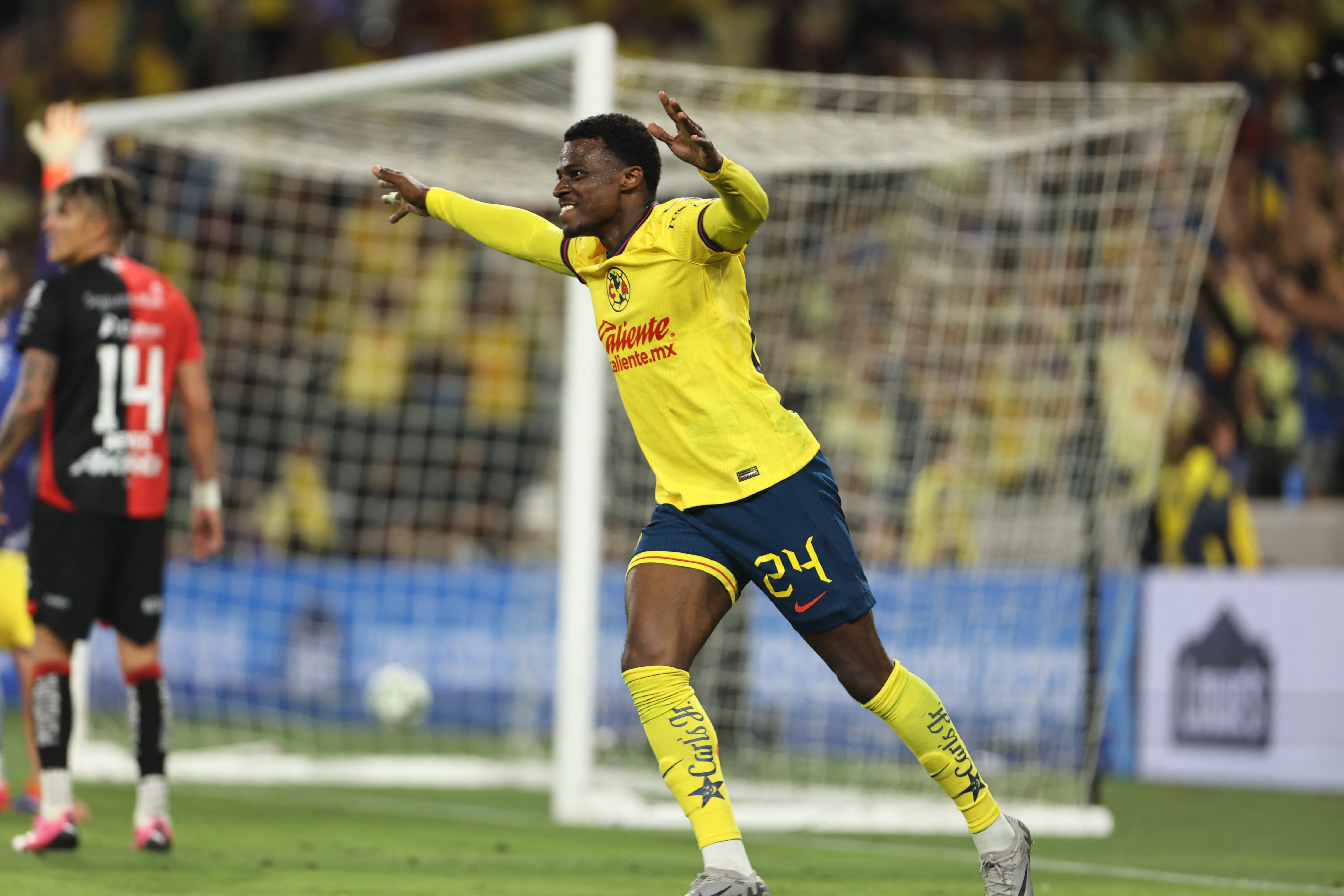 ¡Despluman al ave! Javairo Dilrosun se despide de la afición del América y se suma a las bajas de Fidalgo y Maximin