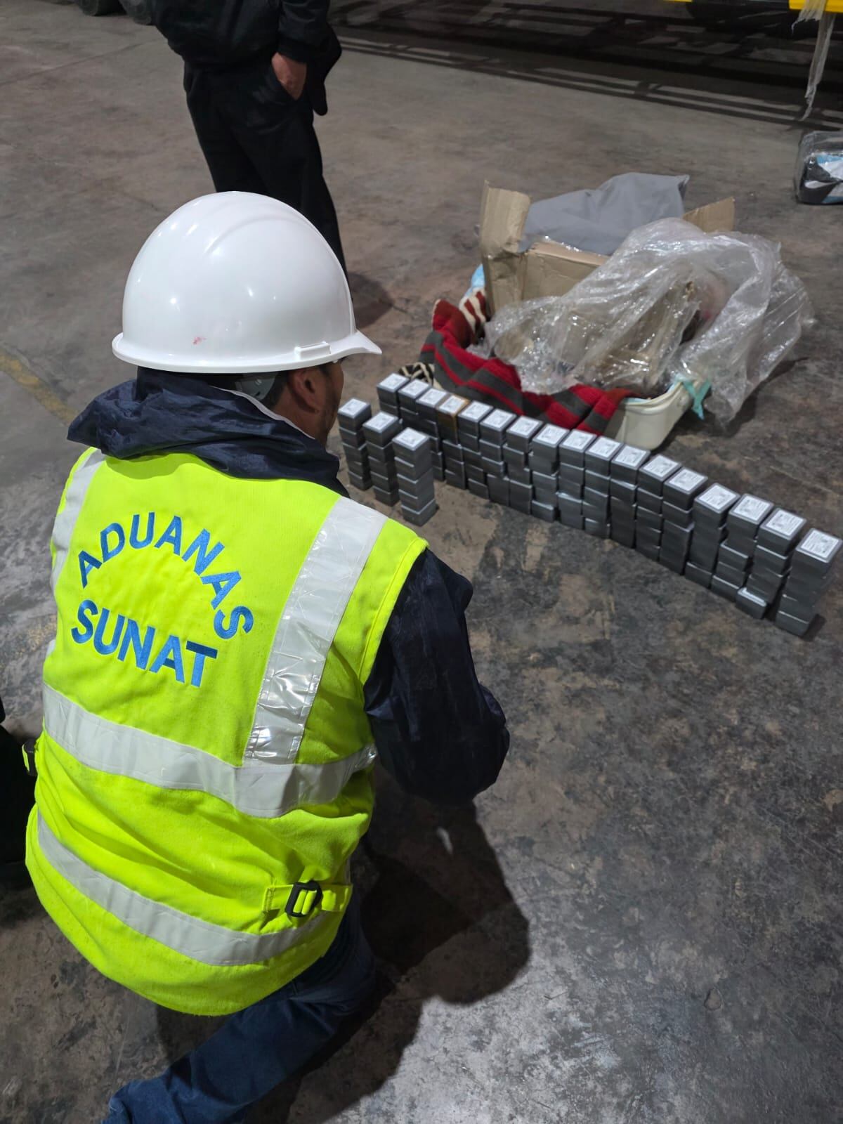 Agentes de Aduanas SUNAT y la Policía Nacional del Perú revisan 10.000 detonantes incautados en Cusco, presuntamente destinados a minería ilegal. (Foto: SUNAT)