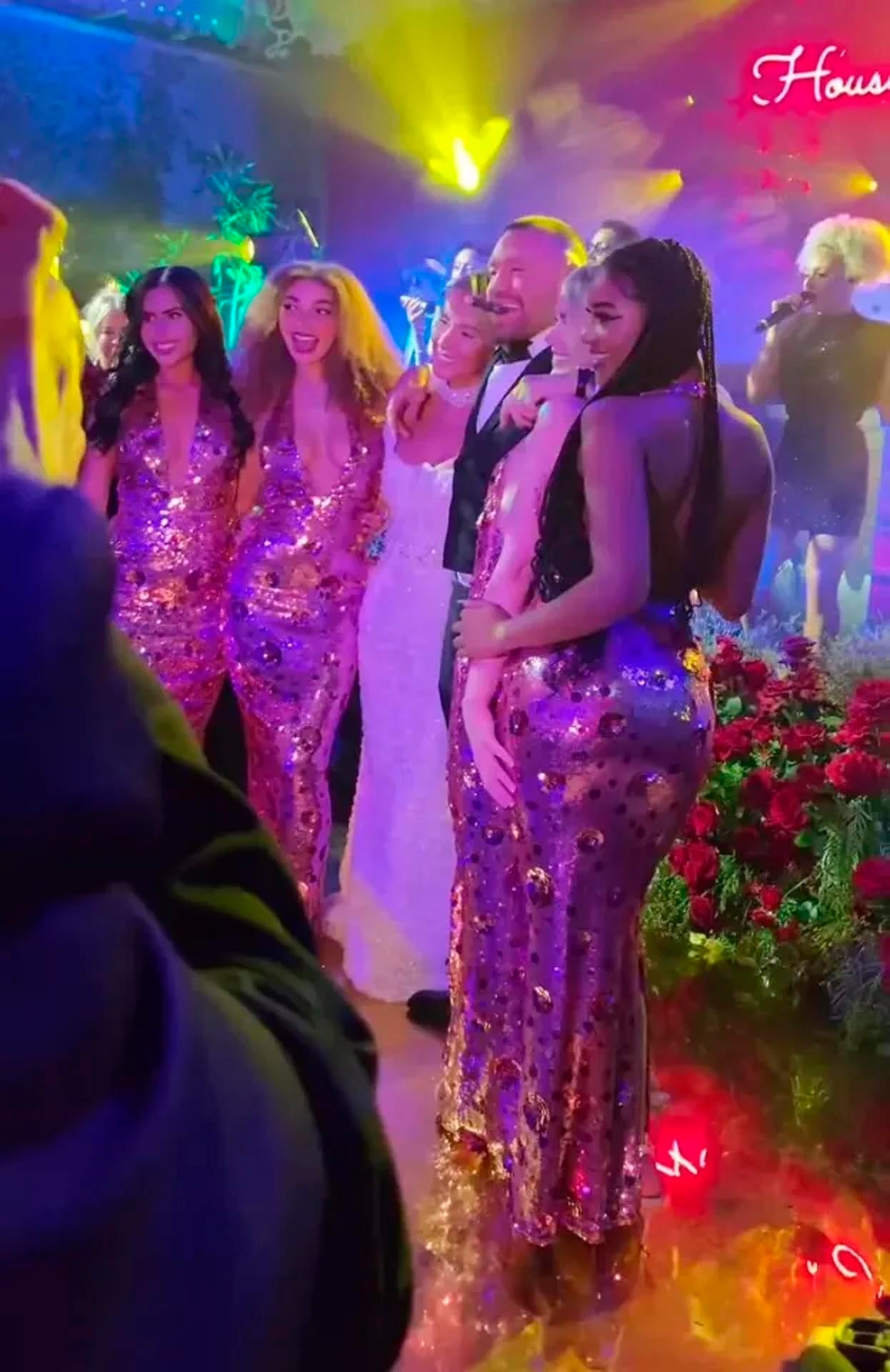 La pareja celebró con amigos tras el casamiento