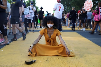 La diseñadora LaShawn Kenley sentada en una parte del mensaje "Black Lives Matter" en Washington (REUTERS/Leah Millis)