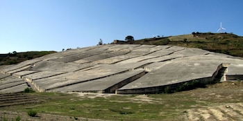 La reconstrucción de Gibellina tras el sismo incluyó el traslado de la ciudad a una nueva ubicación y la redefinición del espacio urbano mediante el arte contemporáneo (Wikimedia Commons)