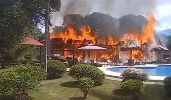 Los turistas, al parecer, usaron pólvora dentro del predio, lo que originó el incendio en Santa Fe de Antioquia. Foto: Twitter
