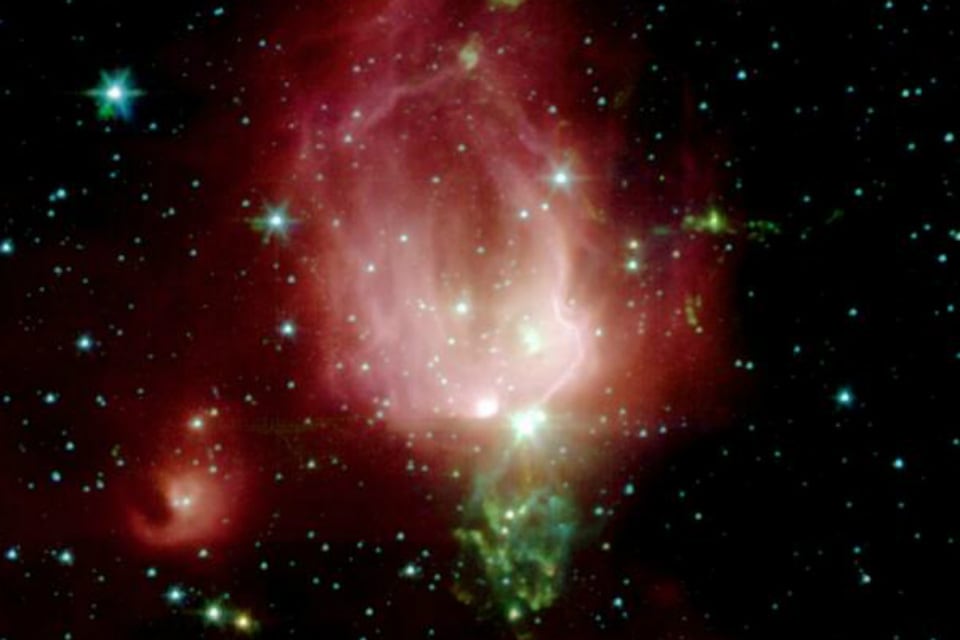 El cúmulo estelar NGC 7129 permite observar estrellas en formación, estas regiones ayudan a comprender la evolución del material interestelar (NASA)