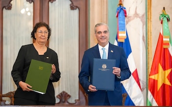Luis Abinader y Jennifer Simons firman hoja de ruta para fortalecer la relación bilateral entre República Dominicana y Surinam en turismo, comercio y educación./ (Ministerio de Relaciones Exteriores de República Dominicana)