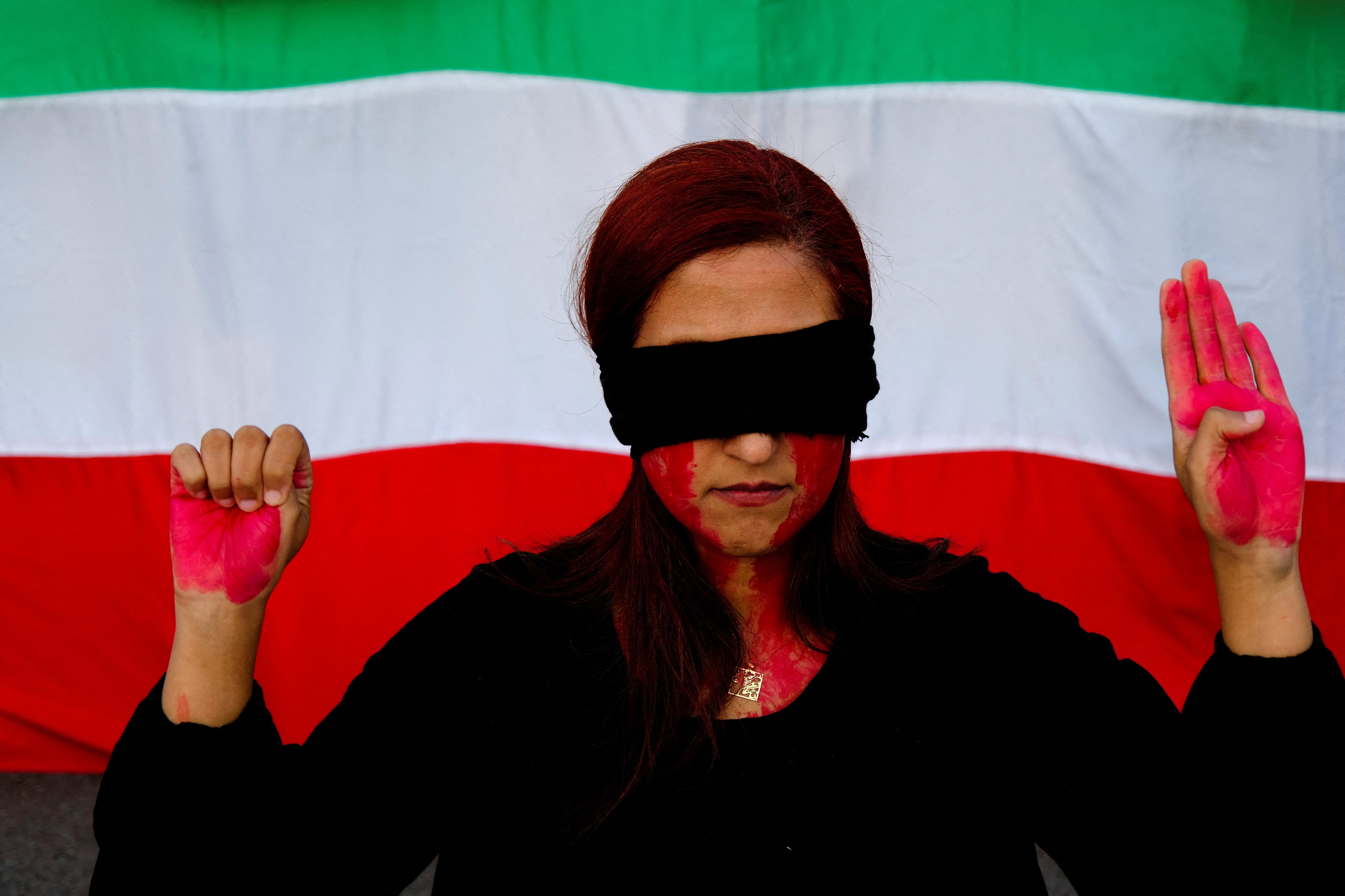 Una mujer participa de una protesta en apoyo a las mujeres iraníes en Barcelona, España, el 4 de octubre de 2022, semanas después de la muerte bajo custodia de Mahsa Amini, que desató el levantamiento