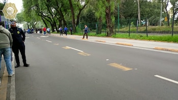 Continúan manifestantes con el cierre en ambos sentidos de Av. Insurgentes (@OVIALCDMX)