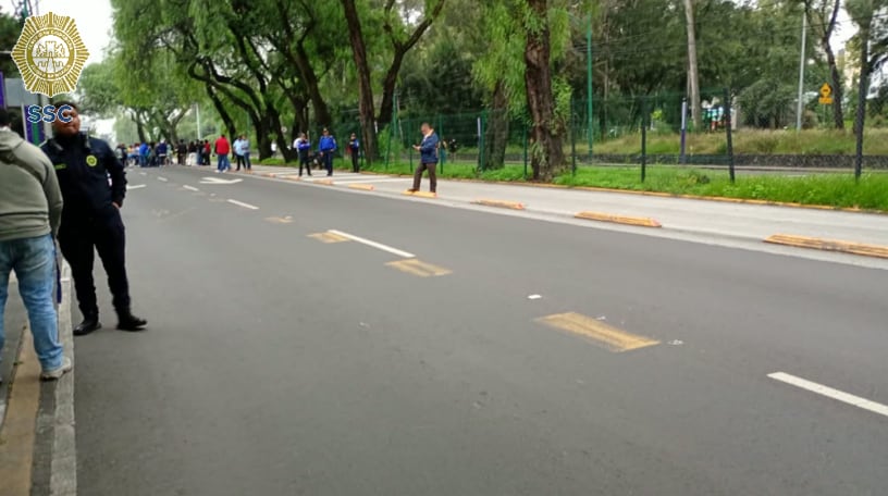 Continúan manifestantes con el cierre en ambos sentidos de Av. Insurgentes (@OVIALCDMX)