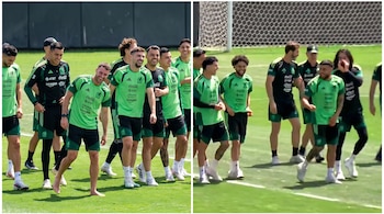Un collage de dos fotos muestra a un grupo de futbolistas con camisetas verdes y negras en un campo de césped, algunos riendo, uno descalzo.