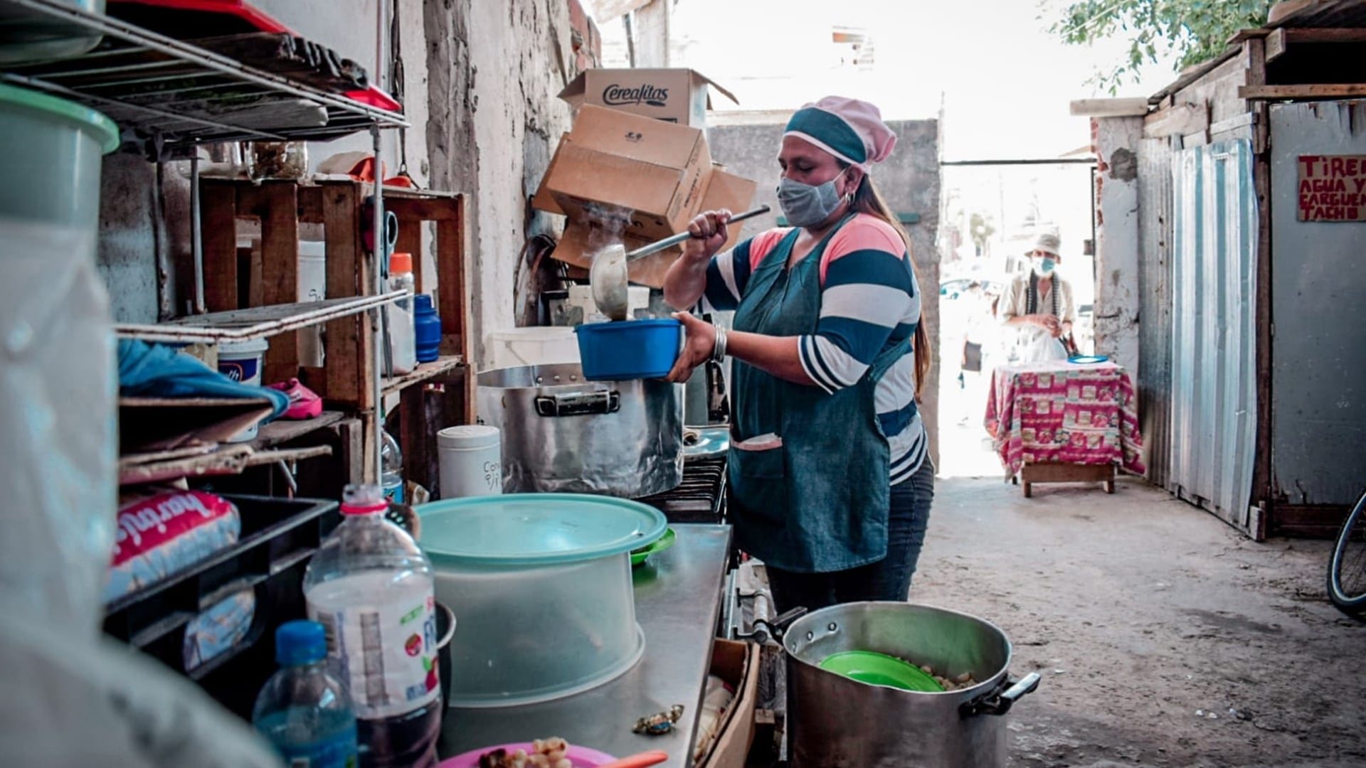 Las cocineras de comedores comunitarios, principales afectadas por la suspensión de Volver al Trabajo, pierden su única remuneración formal