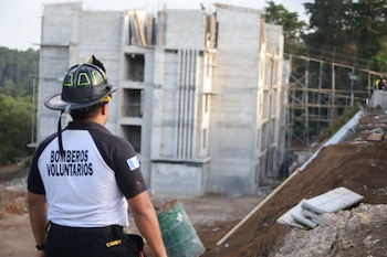 Un accidente laboral en una construcción del kilómetro 14 de la Carretera a El Salvador dejó muerto a un obrero en Guatemala.