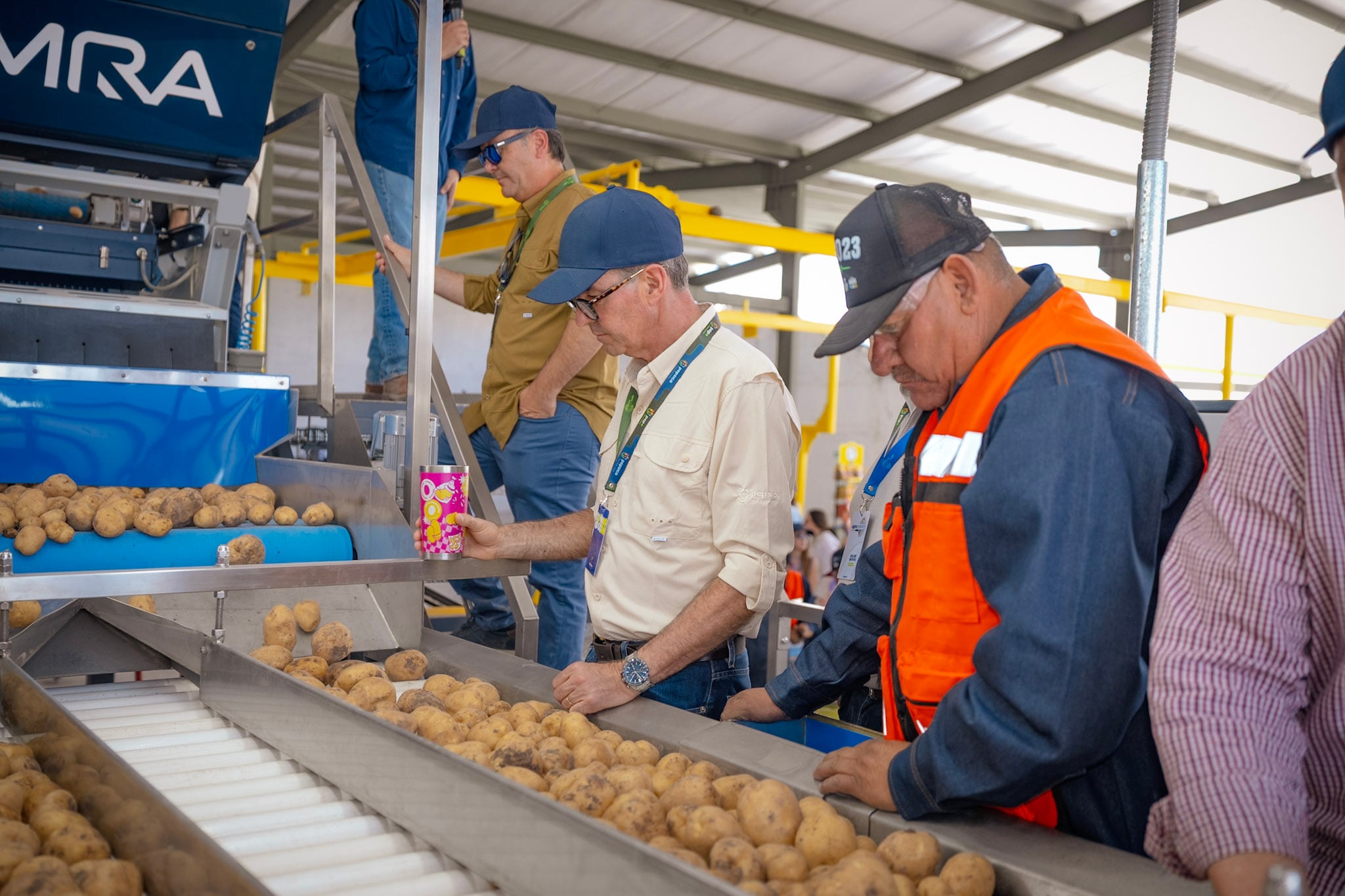 PepsiCo LATAM presentó soluciones tecnológicas para optimizar el manejo de cultivos y el uso eficiente de recursos. Productores latinoamericanos compartieron experiencias sobre agricultura regenerativa durante AgroUniversity LATAM 2026. Participantes del evento exploraron nuevas herramientas para impulsar la sostenibilidad agrícola en la región. La capacitación y la transferencia de conocimiento fortalecen la resiliencia de comunidades rurales latinoamericanas. (Cortesía PepsiCo)
