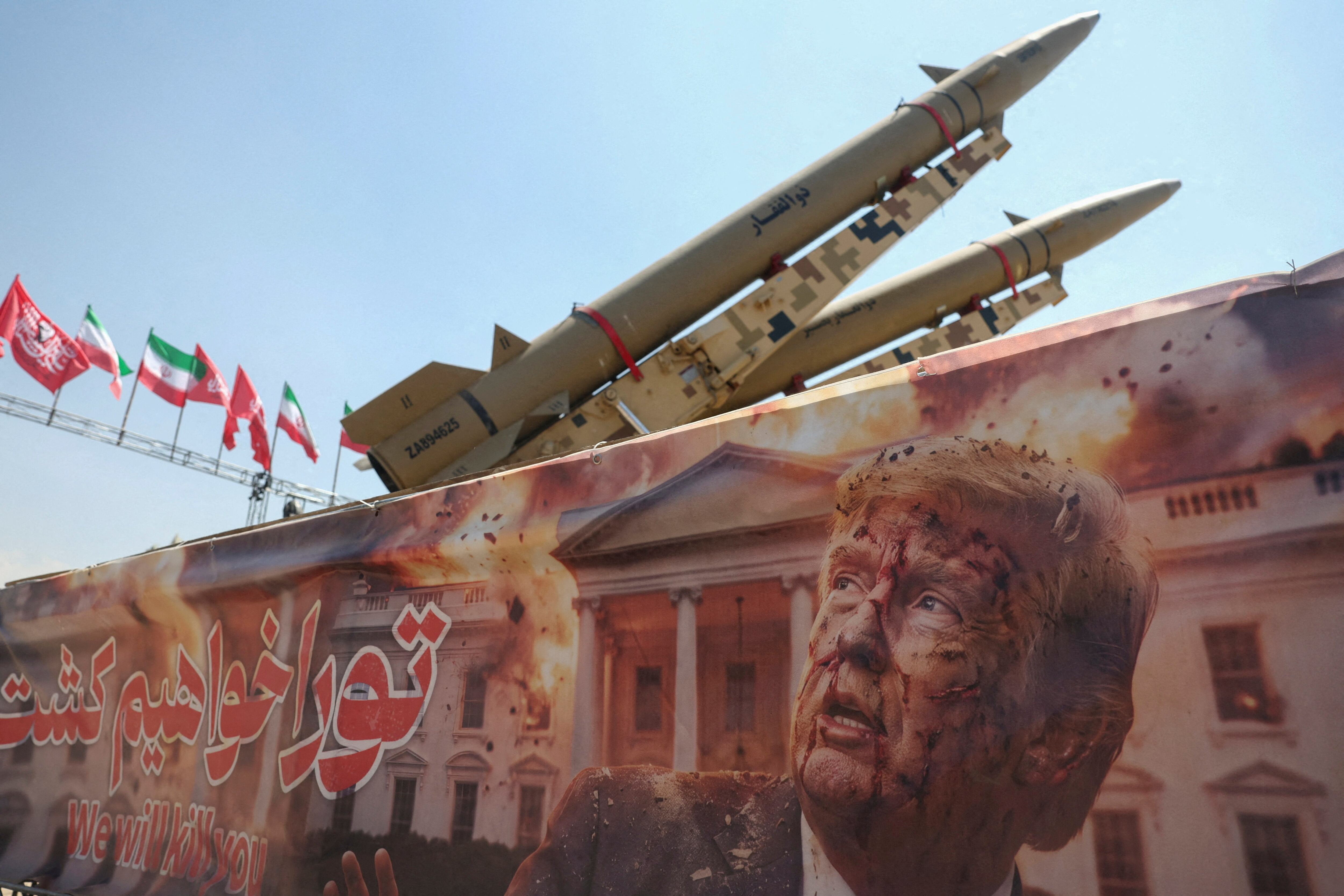 Una pancarta con una foto del presidente estadounidense Donald Trump junto a un sistema de misiles iraní en la plaza Azadi de Teherán, Irán, 30 de julio de 2026 (Majid Asgaripour/WANA vía REUTERS)