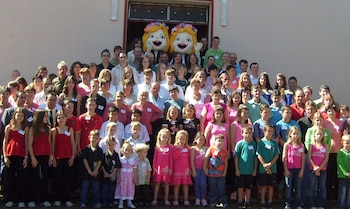 Rasgos físicos como cabello rubio